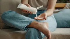 Wie man unangenehmen Fußgeruch loswird: einfache Tipps und Hausmittel