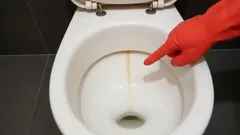 Diesen gelben Streifen kennt jeder, aber nicht alle wissen, wie man ihn ganz einfach wieder loswird.