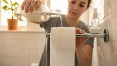 Ich tränke eine Toilettenpapierrolle mit Essig und stelle sie in die Ecke: Viele verstehen nicht, warum