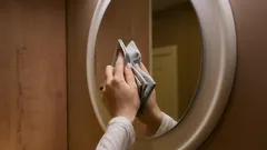 Warum Sie Spiegel nicht mit Fensterreiniger putzen sollten: Viele machen diesen Fehler