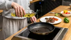 So vermeidest du Ölspritzer beim Braten: ein einfacher Küchentrick, den kaum jemand kennt