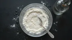 Mehl und Essig mischen: Warum das empfohlen wird und wie du es im Haushalt nutzen kannst