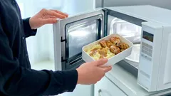 Was darf man in der Mikrowelle auf keinen Fall aufwärmen?