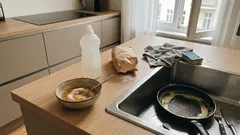 Ein Löffel Zucker im Spülmittel: Warum der Mix bei Fett helfen kann – und wann du besser aufhörst zu schrubben