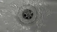 Küchenabflüsse ohne Chemie reinigen: 3 sichere Methoden gegen Fettverstopfungen