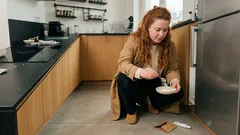 Kakerlaken in Küche oder Bad? Natron-Zucker richtig platzieren – und worauf es dann ankommt