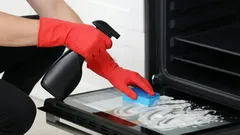 Das wirksamste Mittel, um alte Fett- und Schmutzablagerungen aus Ihrem Backofen zu entfernen.