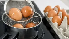 In welchem Wasser kocht man Eier am besten: in kochendem oder in kaltem Wasser?