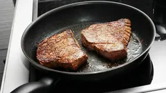 Wenn beim Braten das Essen in der Pfanne festklebt, probieren Sie diesen Trick – er löst das Problem.