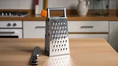 Wie man eine Küchenreibe zu Hause mit drei einfachen Methoden schärft