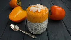 Einfach, gesund und lecker: So bereitet man einen Chia-Pudding mit Kaki zu.