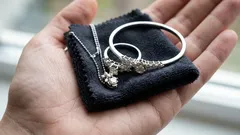 Silberschmuck reinigen: 5 Hausmittel, die angelaufenes Silber wieder glänzen lassen