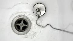 Was kann man tun, wenn im Bad oder in der Küche ein unangenehmer Abflussgeruch auftritt?