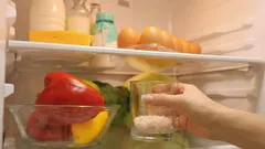 Ein Glas Salz im Kühlschrank löst ein weit verbreitetes Problem: ein einfacher Trick für faule Hausfrauen.