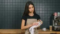 Soll man Geschirr nach dem Abwasch abtrocknen? Was passiert, wenn man es oft nass stehen lässt?