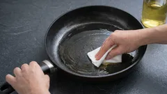 So bringt man die Antihaftbeschichtung einer Pfanne wieder auf Vordermann: Ein einfacher Trick hilft