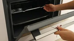 Warum man die Ofentür nach dem Garen noch eine Weile offen lassen sollte