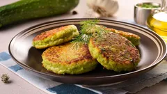 Zucchini-Frikadellen begeistern selbst Feinschmecker: Das Geheimnis eines alten, perfekten Rezepts