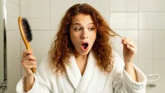 Im Internet wird eine günstige DIY-Haarmaske aus zwei Zutaten immer beliebter.